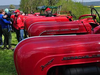 Ein rotes Farbenmeer, die Phalanx der Porsche-Diesel