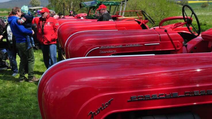 Ein rotes Farbenmeer, die Phalanx der Porsche-Diesel