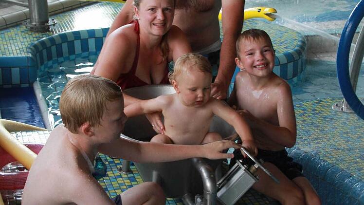 Im vierten Teil unserer Sommer-Serie geht es für die Schwimmbad-Tester ins benachbarte Bad Brückenau. Dort will die fünfköpfige Familie genau wissen, wie gut es sich in der Therme planschen lässt. Foto: Carmen Schmitt