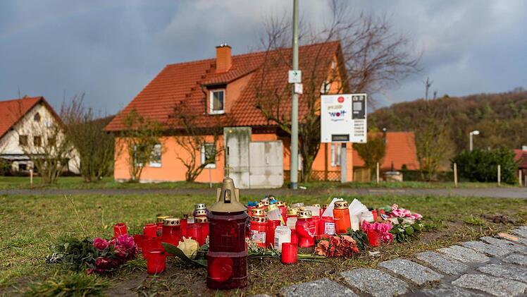 Grablichter und Kerzen stehen am 13.01.2016 in Oberaurach, Ortsteil Unterschleichach, in der Nähe des Ortes, an dem in der Silvesternacht ein elfjähriges Mädchen durch einen Kopfschuss getötet worden war. Foto: Nicolas Armer/dpa