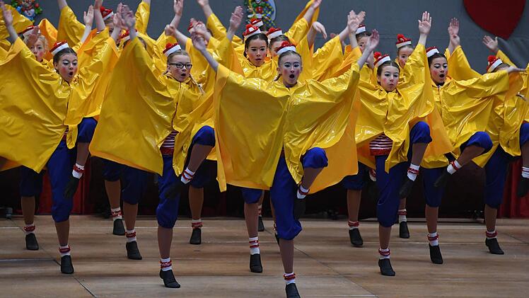 In bunten Gewändern stürmten die Herzogenauracher die Bühne ... Foto: Ronald Rinklef