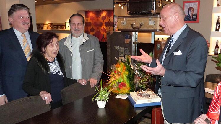 Bürgermeister Hermann Anselstetter gratuliert der Bürgermedaiellenträgerin. Foto: Werner Reißaus