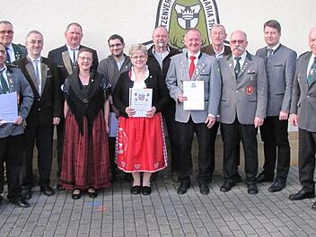 Gauschützentag 2017 mit Sportlerehrung in Thulba (vorne v.l.): Timo Mainberger, Wolfgang Purretat, Kurt Back, Bruno Bös, Antje Kümmert, Jens Markert, Johanna Bauer, Uwe Dombrowski, Michael Bauer, Wolfgang Krug, Guntram Beck, MdL Sandro Kirchner und stellv. Gauschützenmeister Günter Schwager. Fotos: Manfred Koch