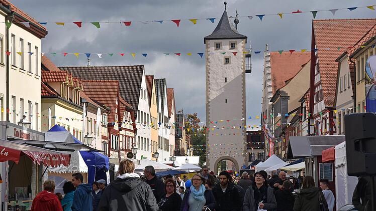 Mit einem Mix aus Sonne und Wolken begann das 40. Haßfurter Straßenfest. Foto: Ulrike Langer