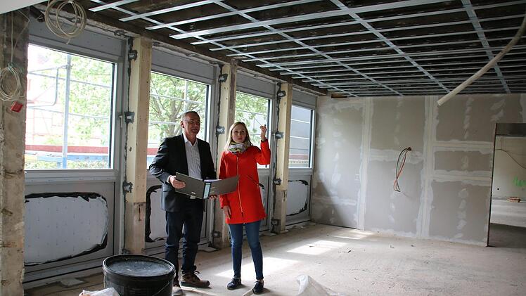 Wolfgang Reith von der Bauabteilung des Landratsamtes zusammen mit Lena Pfister von der Öffentlichkeitsabteilung auf der Baustelle. Foto: Ralf Ruppert