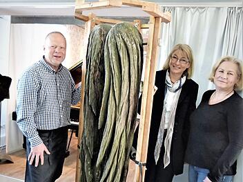 Klavierbaumeister Reinhold Pöhlman, Pfarrerin Ruth Scheil (Mitte) und Künstlerin Gabriele von Lutzau sind überglücklich über die gelungene Restaurierung des Flügels.