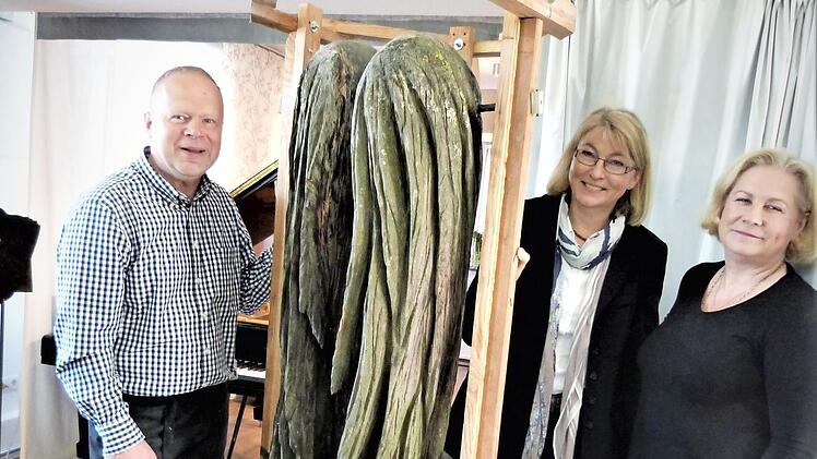 Klavierbaumeister Reinhold Pöhlman, Pfarrerin Ruth Scheil (Mitte) und Künstlerin Gabriele von Lutzau sind überglücklich über die gelungene Restaurierung des Flügels.