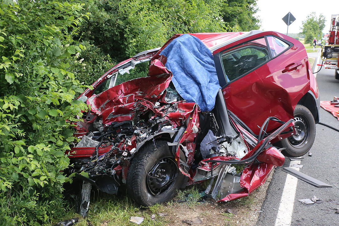 Tödlicher Unfall auf B466: Auto kollidiert mit Lkw