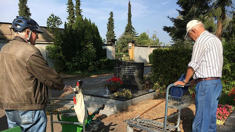 Zwei Herren, die den Friedhofservice zu schätzen wissen.Foto: Anette Schreiber