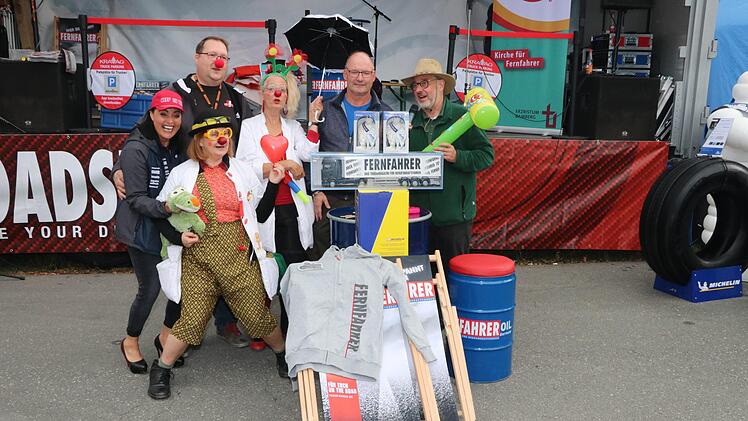 Seit drei Jahren veranstaltet eine Gruppe um die Scheinfelder Forma "Holztransporte und Holzhandel" von Hansi Schmitt ein Freundschafts-Truckertreffen. Heuer entstand dabei ein Erlös von 1000 Euro. Die Hälfte erhielten beim 10. Truckerfestival der "Frankenstrolche" in Lichtenfels die Krankenhausclowns der oberfränkischen Korbstadt. Außerdem ersteigerte Hansi Schmitt für 230 Euro zugunsten der Krankenhaus-Clowns einen großen und zwei kleine Michellin-Männchen, zwei von der Zeitschrift "Fernfah...