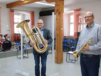 Bürgermeister Michael Kastl (links) und der Leiter der Städtischen Musikschule, Thomas Reuß, sind froh, dass die Musikschule ab Montag wieder unter Auflagen öffnet. Dazu zählt unter anderem, dass Plexiglaswände bei den Blasinstrumenten zum Einsatz kommen.  Thomas Malz