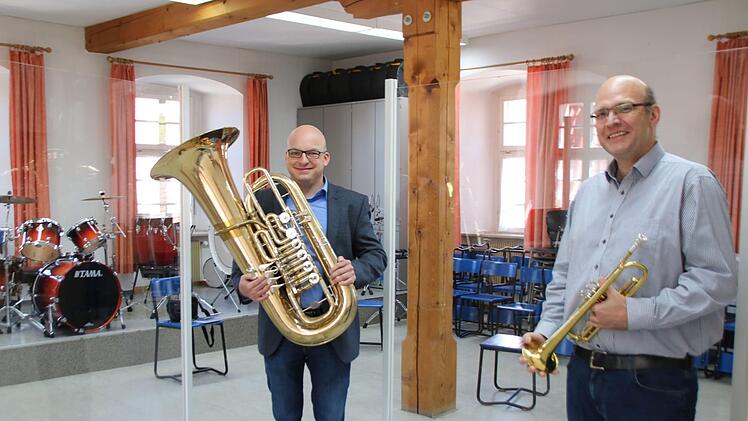 Bürgermeister Michael Kastl (links) und der Leiter der Städtischen Musikschule, Thomas Reuß, sind froh, dass die Musikschule ab Montag wieder unter Auflagen öffnet. Dazu zählt unter anderem, dass Plexiglaswände bei den Blasinstrumenten zum Einsatz kommen.  Thomas Malz