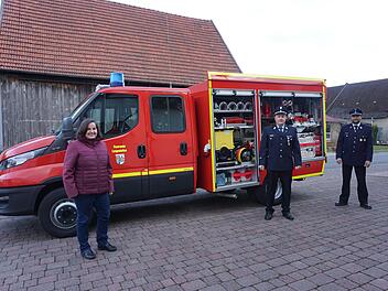 Übergabe und Vorstellung des neuen Feuerwehrfahrzeugs der Feuerwehr  Langenleiten: (von links): Bürgermeisterin Sonja Reubelt,  Kommandant Steffen Hildmann und der stellvertretender Kommandant Stefan  Rüttiger. Foto: Marion Eckert