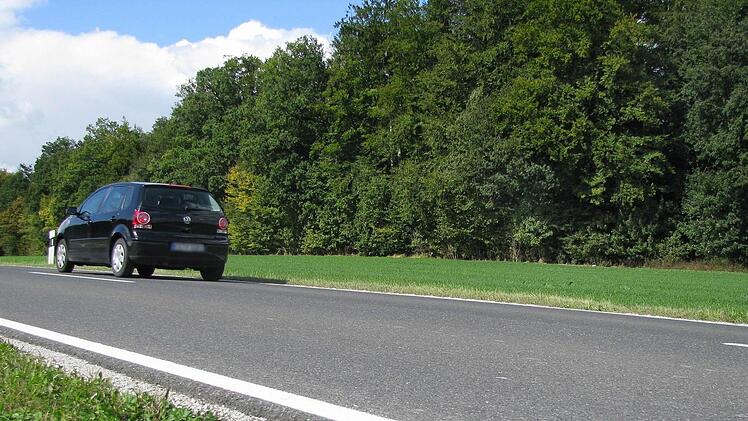 Das Foto ist vom künftigen Radweg neben der B 22 (zwischen Ebrach und Breitbach) aus gesehen in Höhe der geplanten Zufahrt zum Parkplatz entstanden. Der Baumwipfelpfad ist im Waldbereich hinter dem Fahrzeug vorgesehen. Foto: Walter Hanslok