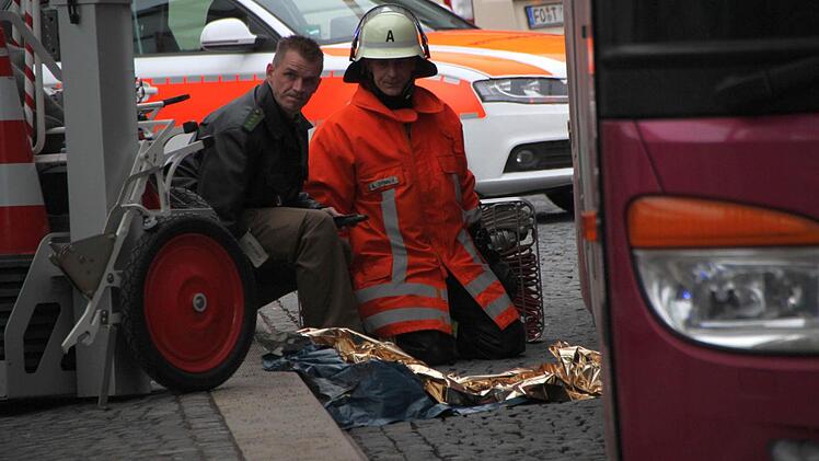 Die Bergung des Leichnams wird vorbereitet.