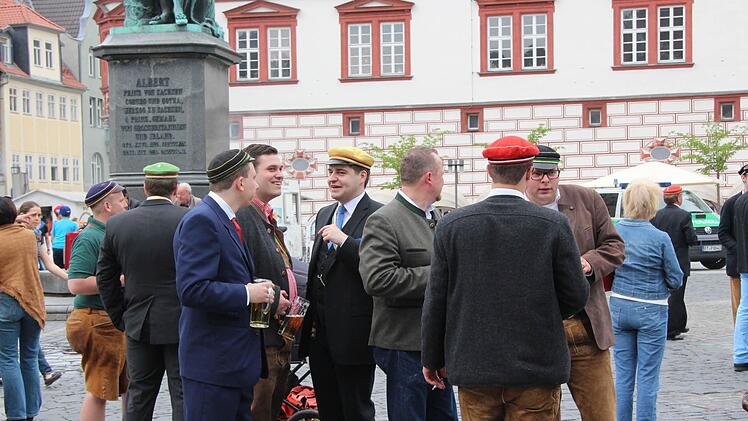 Mützen aller Farben.