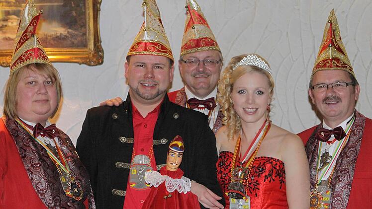 Ein stolzes Brückenauer Präsidium mit dem Prinzenpaar: Gabi Pankerl, Prinz Matthias II., Dieter Seban, Prinzessin Monique und Peter Pankerl. Foto: Thomas Dill