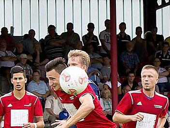 Der FC Coburg ist auf dem Vormarsch! Hier stürmt Daniel Sam (im Vordergrund) auf und davon. Links der Derby-Held Sertan Sener, der vor knapp 500 Zuschauern auf der Dr.-Stocke-Anlage nicht nur zwei Treffer beim 3:1-Sieg gegen den TSV Mönchröden erzielte, sondern auch das 1:0 von Sam vorbereitete. Rechts Coburgs neuer Abwehrchef Christian Beetz; verdeckt TSV-Kapitän Benjamin Wanka. Foto: Albert Höchstädter