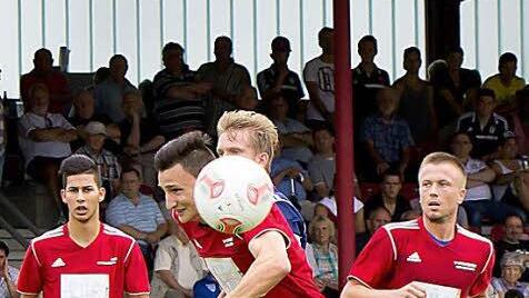 Der FC Coburg ist auf dem Vormarsch! Hier stürmt Daniel Sam (im Vordergrund) auf und davon. Links der Derby-Held Sertan Sener, der vor knapp 500 Zuschauern auf der Dr.-Stocke-Anlage nicht nur zwei Treffer beim 3:1-Sieg gegen den TSV Mönchröden erzielte, sondern auch das 1:0 von Sam vorbereitete. Rechts Coburgs neuer Abwehrchef Christian Beetz; verdeckt TSV-Kapitän Benjamin Wanka. Foto: Albert Höchstädter