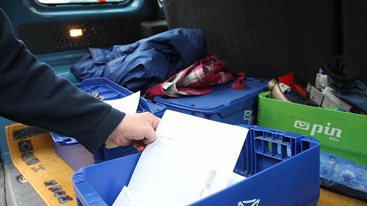 Im Kofferraum stehen Boxen mit täglich rund 250 Briefsendungen. Foto: Benedikt Borst