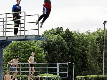 Yannick Felbinger und Patrick Krasser haben bei der Freibaderöffnung für ihre Sprünge vom Turm einen Neoprenanzug angezogen. Fotos: Katharina Müller-Sanke