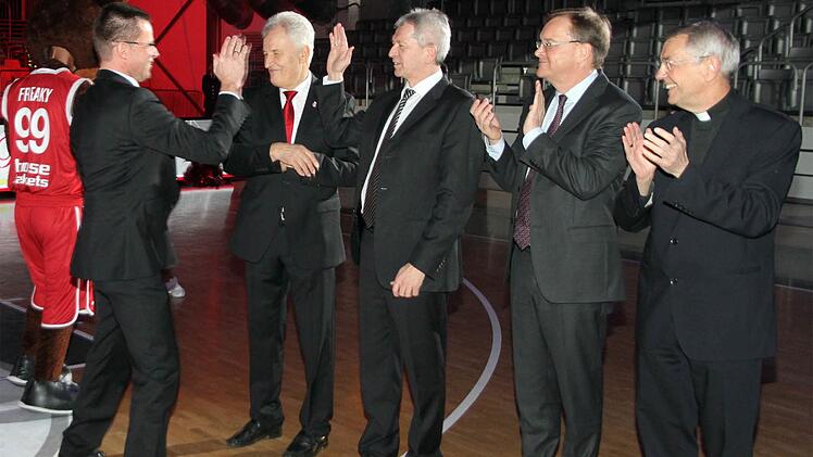 Die "Starting Five" nach dem Einlaufen auf dem Parkett der Brose- Arena