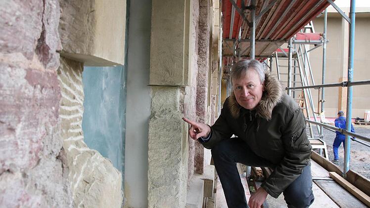Zumindest die Steinmetze können am Luitpoldbad weiterarbeiten: Architekt Ralf Alsheimer begutachtet die Fenstergewände, an denen schadhafte Stellen ausgestemmt wurden, um sie durch Naturstein zu ersetzen. Im Innern des Luitpoldbades geht dagegen derzeit wenig voran. Fotos: Ralf Ruppert