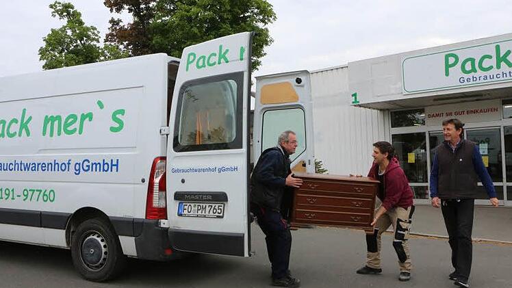 34 000 Möbelstücke hat Pack mer's in den letzten 18 Jahren transportiert. Unser Bild zeigt (von links): Fahrer Andreas Weinkauf, Mitarbeiter Christian Kienast und Geschäftsführer Gerhard Pfister. Foto: Barbara Herbst
