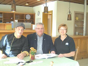 Chefkoch Ingo Kuzak, Pächter Norbert Heckmann und Service-Chefin Sibille Arneth bei den letzten Vorbereitungen für die Eröffnung.