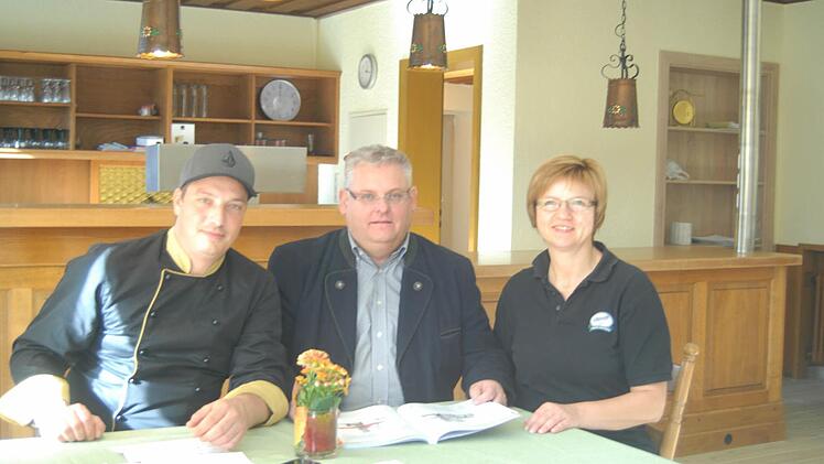 Chefkoch Ingo Kuzak, Pächter Norbert Heckmann und Service-Chefin Sibille Arneth bei den letzten Vorbereitungen für die Eröffnung.