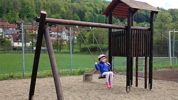 Das neue Spielgerät neben dem Sportplatz in Römershag wird hauptsächlich während des Trainings in Anspruch genommen. Daneben soll bald noch der Multifunktionsplatz umgestaltet werden. Foto: Julia Raab