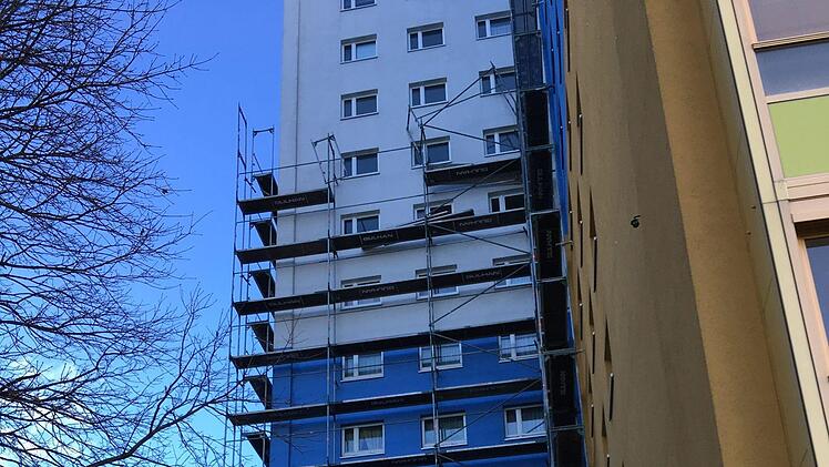 Sturmtief Friederike sorgte in Erlangen für 30 Einsätze der Feuerwehren. Bäume stürzten um, in einem Fall musste ein Gerüst gesichert werden. Foto: Feuerwehr Erlangen