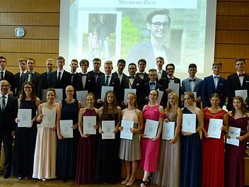 Die prämierten Abiturientinnen und Abiturienten Foto: Lothar Weidner