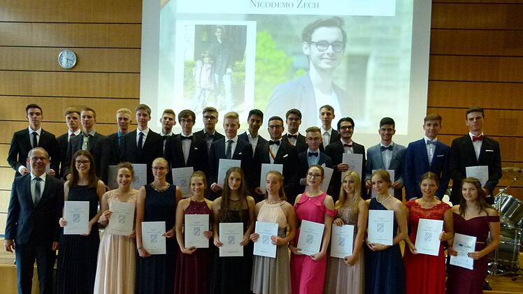 Die prämierten Abiturientinnen und Abiturienten Foto: Lothar Weidner
