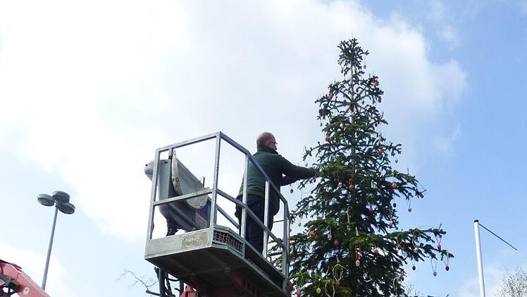 Der Osterbaum in Morschreuth wird geschmückt. Foto: Thomas  Weichert
