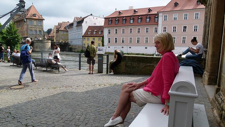 Projektleiterin Susanne Röhner auf der  Kirchenbank am Kranen mit Blick auf die Regnitz und das Alte Rathaus Foto: Marion Krüger-Hundrup