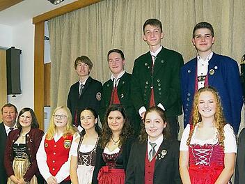 Der NBMB-Kreisverband Kronach mit seinem Kreisvorsitzenden Wolfgang Müller (rechts) und Ehrenmitglied Bruno Schnappauf (Zweiter von links) sowie Nordhalbens Bürgermeister Michael Pöhnlein (links) freuen sich über die "Gold-Kinder".  Foto: Heike Schülein