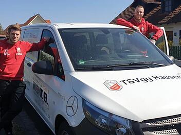 Unser Foto zeigt Marc Lauter (links) und Felix N&ouml;th, die gemeinsam mit Alwin Minnich die Besorgungshilfe der TSVgg Hausen organisieren und umsetzen. Foto: Alwin Minnich