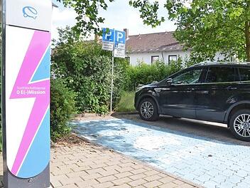 In Rödental stehen zwei Plätze an einer Ladesäule für E-Autos zur Verfügung. Foto: Rainer Lutz