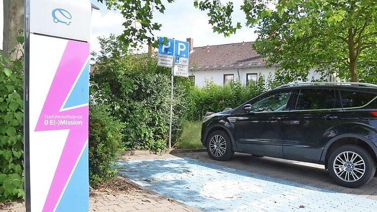 In Rödental stehen zwei Plätze an einer Ladesäule für E-Autos zur Verfügung. Foto: Rainer Lutz