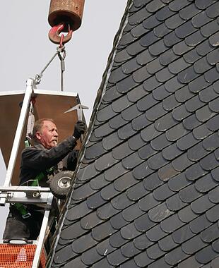 Otto Wilm bessert in schwindelnder H&ouml;he den M&uuml;nnerst&auml;dter Kirchturm aus. Foto: Heike Beudert