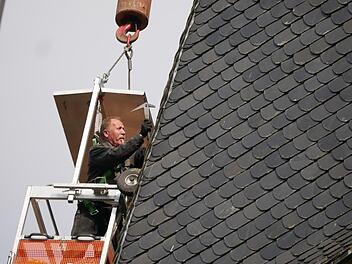 Otto Wilm bessert in schwindelnder Höhe den Münnerstädter Kirchturm aus. Foto: Heike Beudert