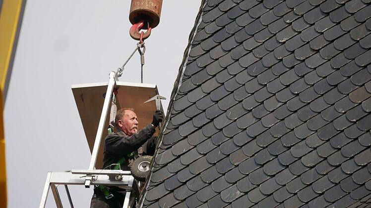 Otto Wilm bessert in schwindelnder Höhe den Münnerstädter Kirchturm aus. Foto: Heike Beudert