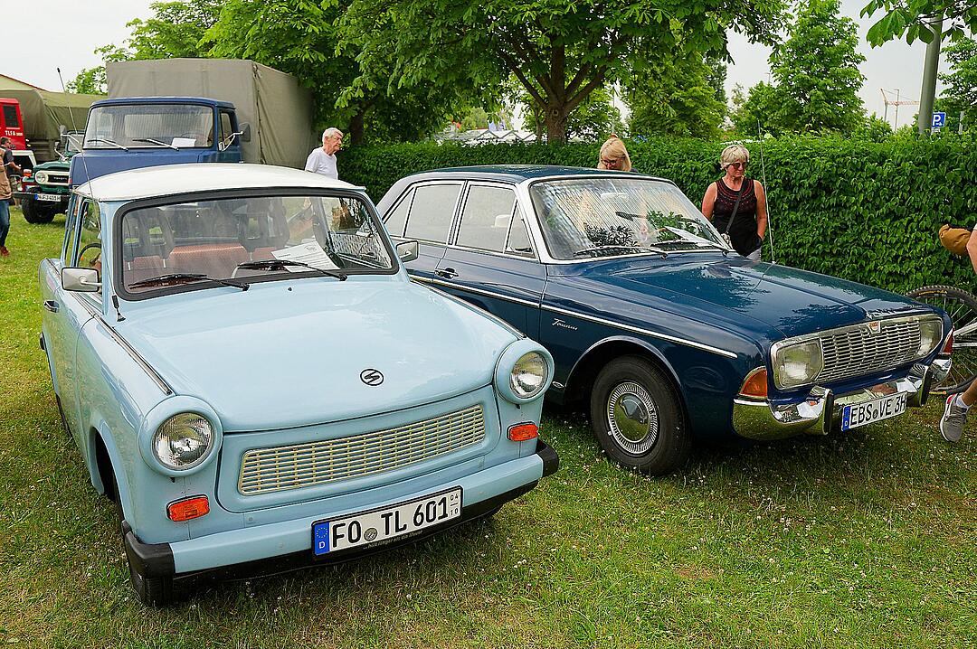 Autos, Motorräder, Mopeds und Traktoren gab es zu bewundern.