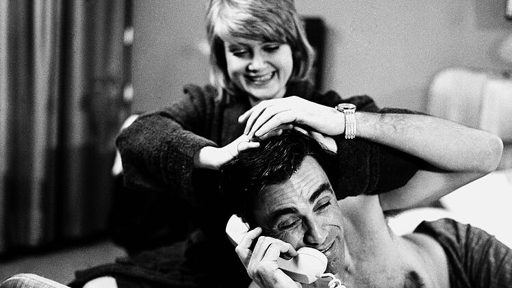 Wer wuschelt denn da Zolloberinspektor Kressin (Sieghardt Rupp) durch die Locken? Es ist Gitte Haenning! Die d&auml;nische S&auml;ngerin spielte in "Kressin stoppt den Nordexpress" (1971) die Freundin des "Tatort"-Ermittlers.