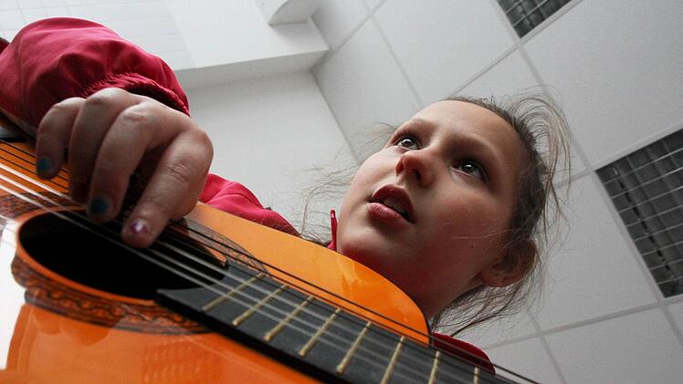 Viktoria an der Gitarre