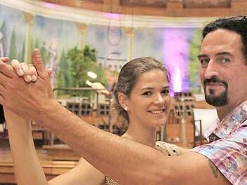 Quellenkönigin Giulia Klimt und Timo Baier (Fürst Ferenc II. Rákóczi) proben den Walzer für den Festball im Regentenbau.  Foto: Benedikt Borst