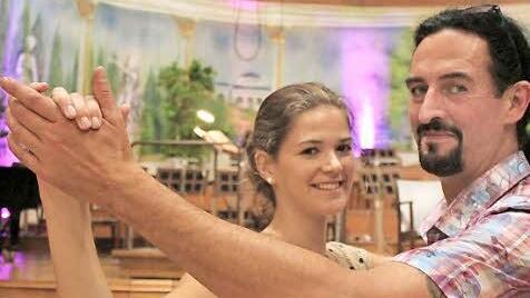 Quellenkönigin Giulia Klimt und Timo Baier (Fürst Ferenc II. Rákóczi) proben den Walzer für den Festball im Regentenbau.  Foto: Benedikt Borst