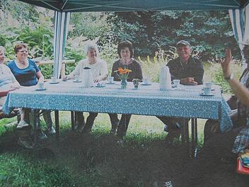 Die Frankenbrunner Senioren fühlen sich wohl bei den Treffen, die am Weiher organisiert werden.  Foto: Veranstalter