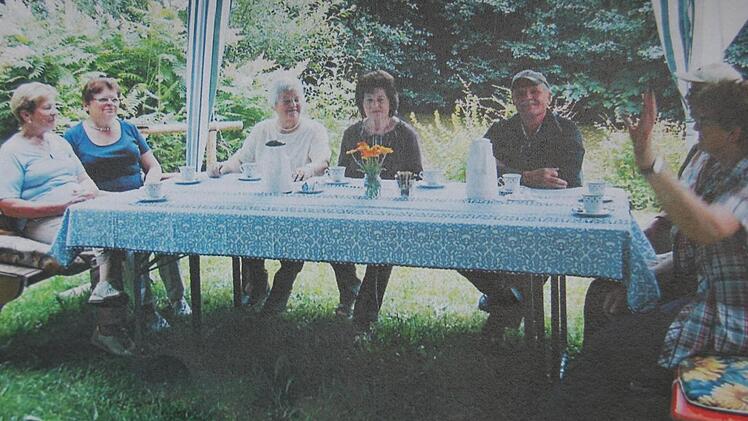 Die Frankenbrunner Senioren fühlen sich wohl bei den Treffen, die am Weiher organisiert werden.  Foto: Veranstalter